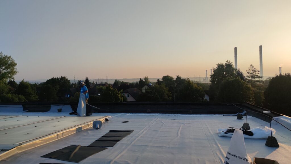 PVC tetőszigetelés és napfelkelte